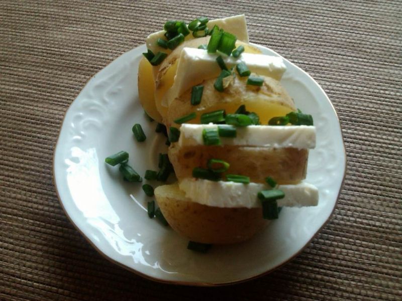 Ziemniaki z fetą i szczypiorem  Ziemniaki z fetą i szczypiorem