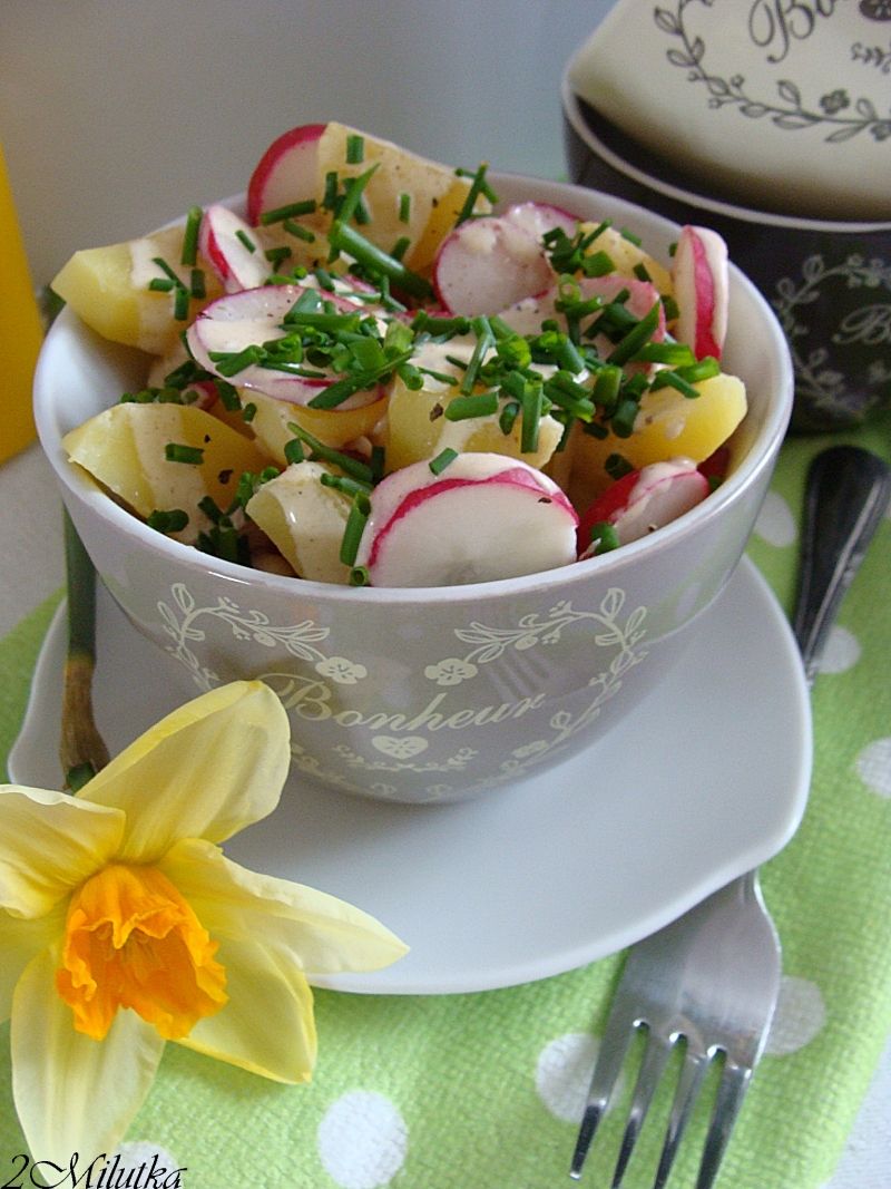 Ziemniaki z rzodkiewką i sosem 