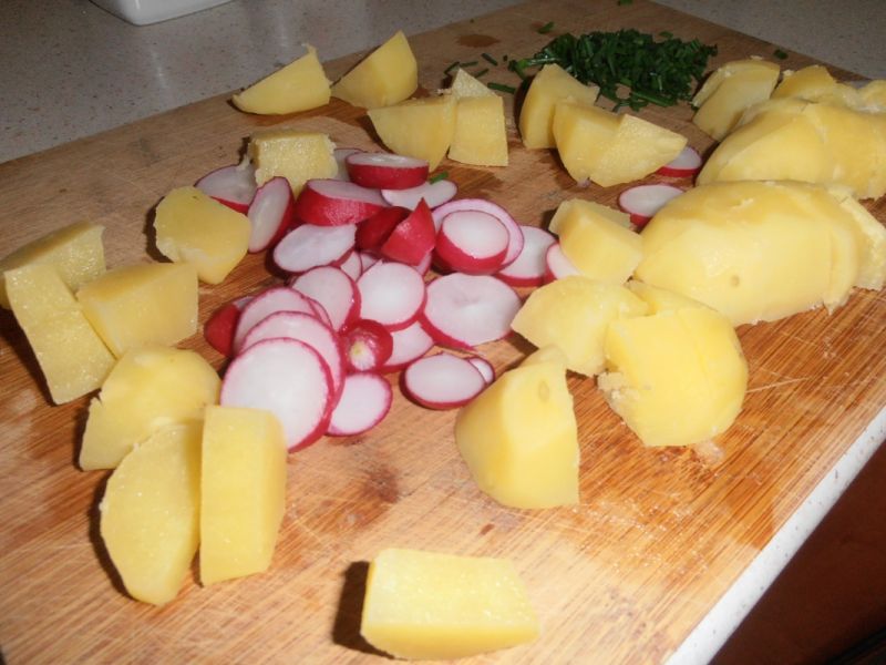 Ziemniaki z rzodkiewką i sosem 