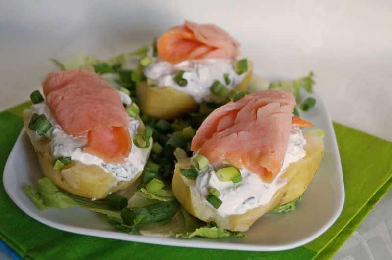 Ziemniaki z twarożkiem i łososiem