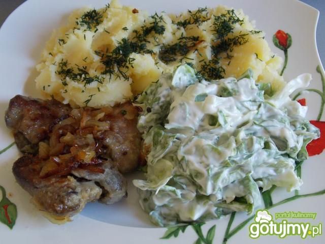 Ziemniaki z wątróbką i sałatą.