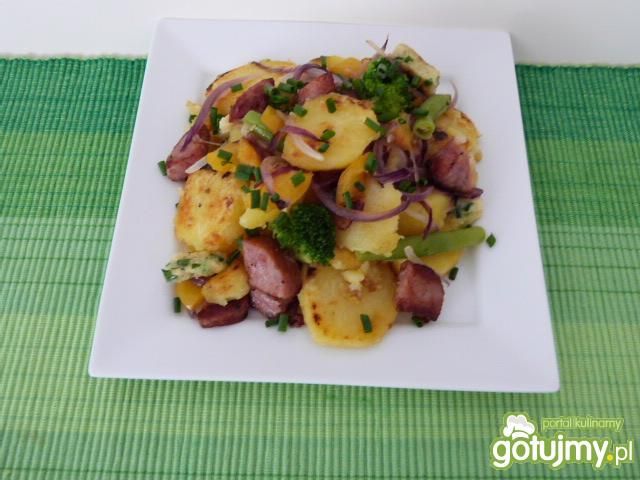 Ziemniaki z woka z omletem     