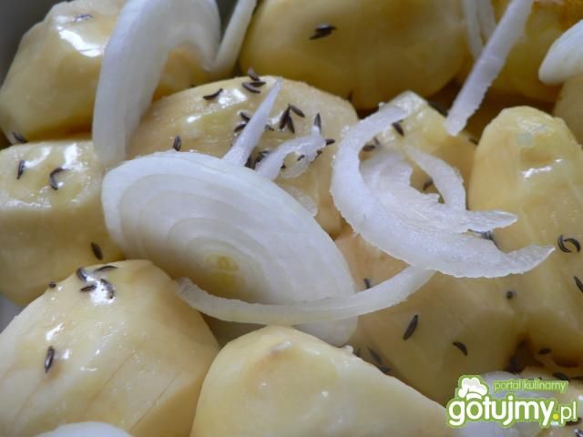 Ziemniaki zapiekane z cebulką i kminkiem