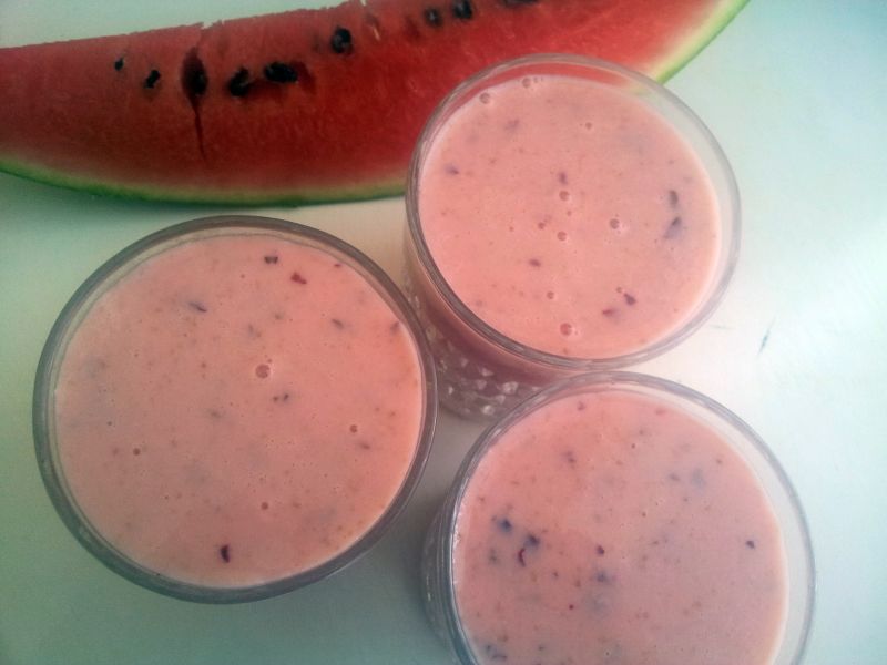 Zimna maślanka z czereśnią i arbuzem Zimna maślanka z czereśnią i arbuzem