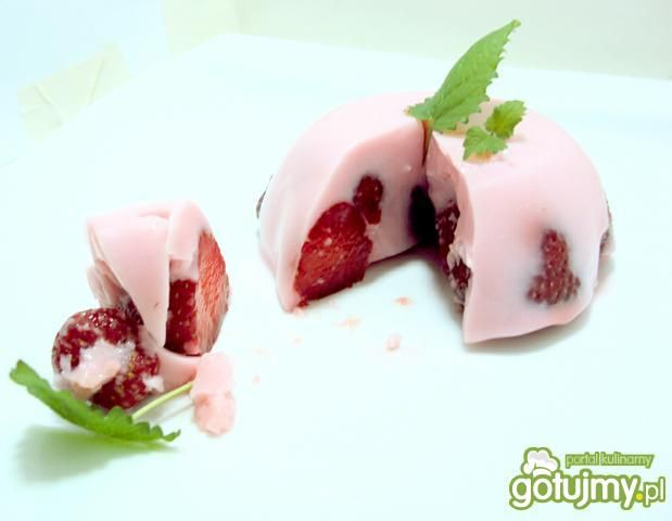 Zimny deser z kefiru i truskawek Zimny deser z kefiru i truskawek