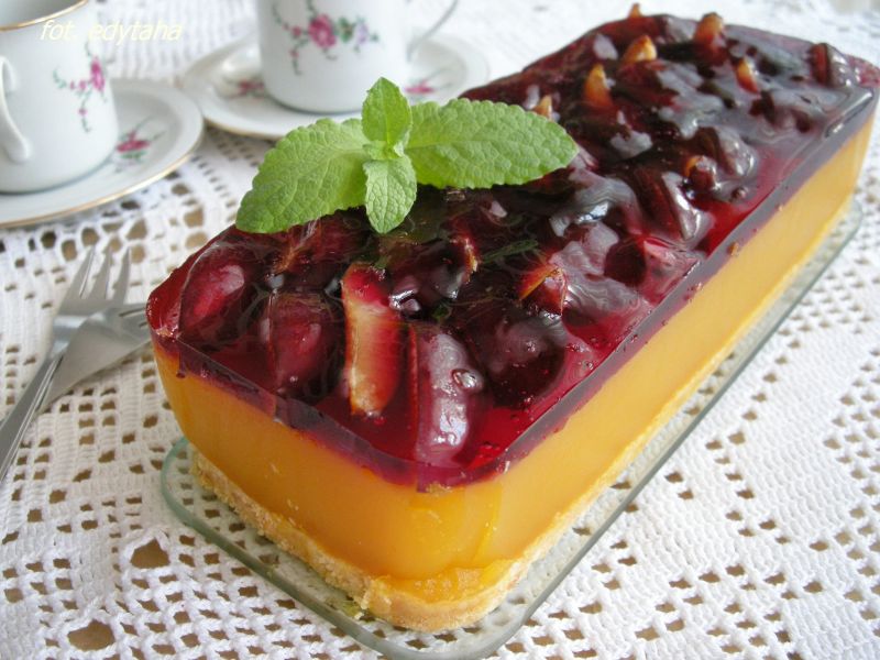 Zimny torcik mango ze śliwkami i nutką jagody