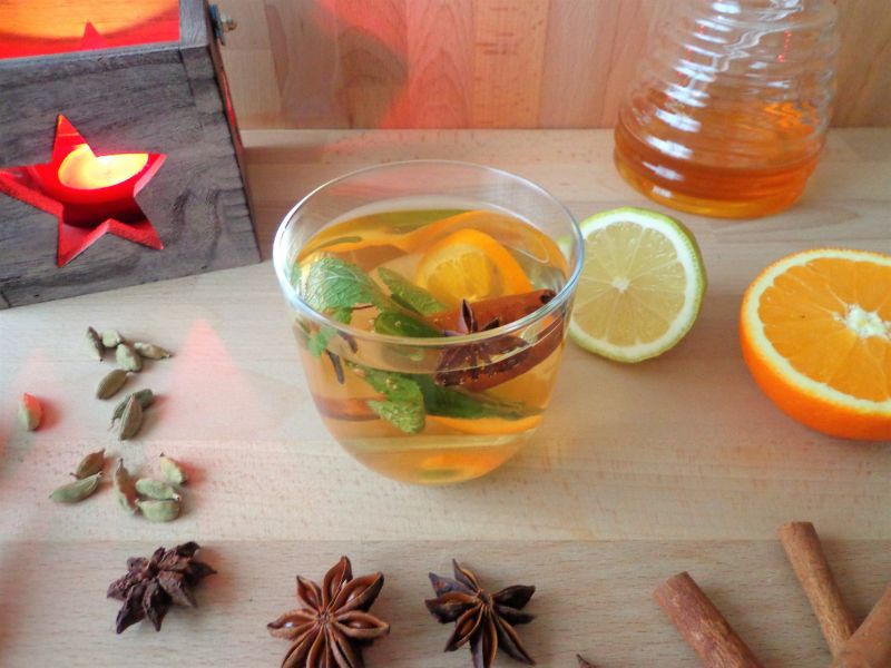 Zimowa herbata z miętą, cynamonem i anyżem