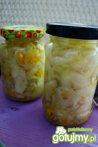 Zimowa sałatka cukiniowo ogórkowa  Zimowa sałatka cukiniowo ogórkowa