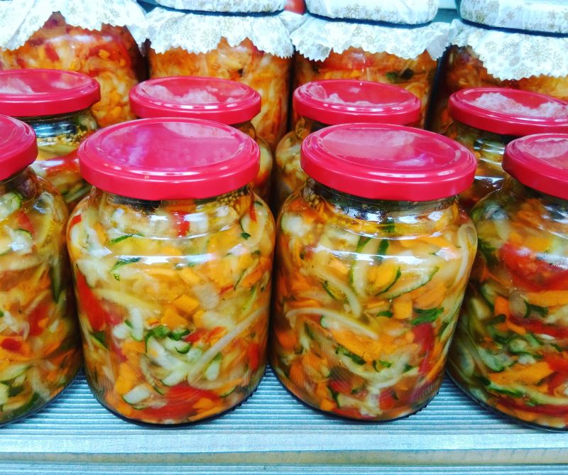 Zimowa sałatka - ogórek, papryka, cebula, marchew Zimowa sałatka - ogórek, papryka, cebula, marchew