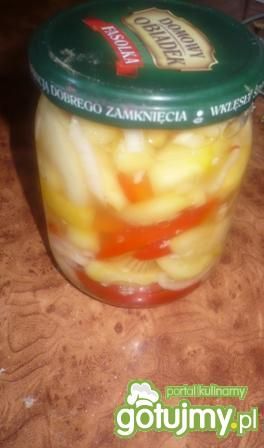 Zimowa sałatka w słoikach