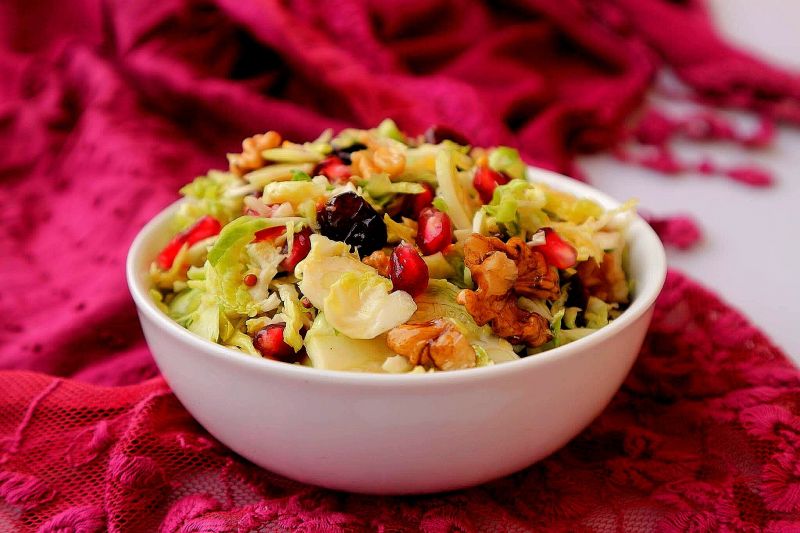 Zimowa sałatka z brukselką i granatem 