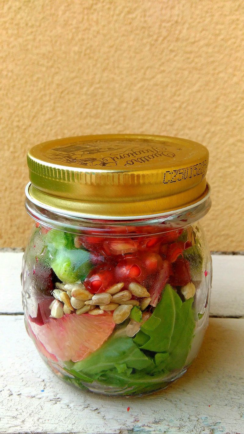 Zimowa sałatka z burakiem i granatem