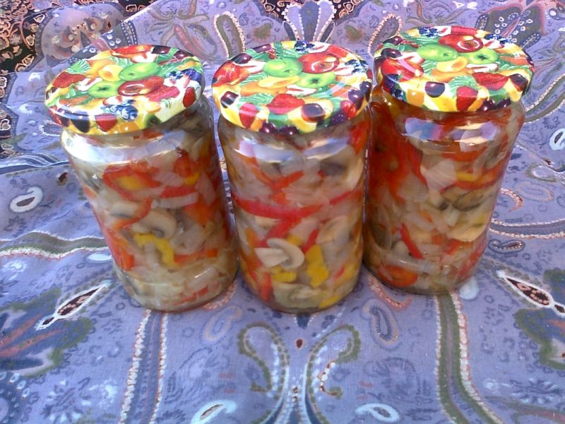 Zimowa sałatka z papryką i pieczarkami Zimowa sałatka z papryką i pieczarkami