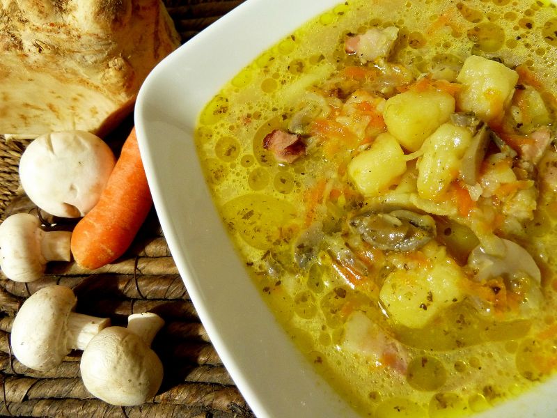 Zimowa zupa z wędzonym boczkiem i ziołami Zimowa zupa z wędzonym boczkiem i ziołami