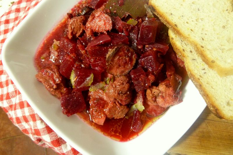 Zimowy gulasz z burakami i ogórkiem kiszonym