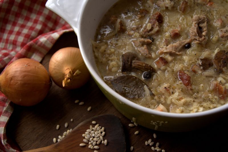 Zimowy kapuśniak z kaszą pęczak i boczkiem
