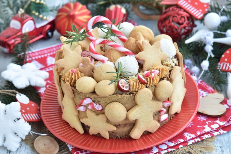 Zimowy tort z kremem kajmakowym i powidłem