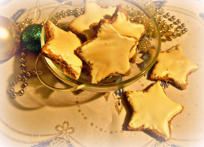 ZIMTSTERNE - Cynamonowo-migdałowe gwiazdki ZIMTSTERNE - Cynamonowo-migdałowe gwiazdki