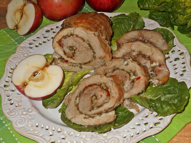 Ziołowa rolada z szynki z jabłkami Ziołowa rolada z szynki z jabłkami