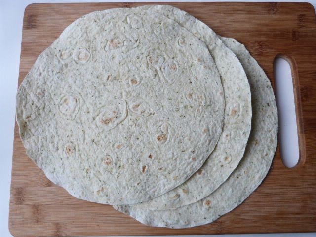 Ziołowa tortilla z warzywami i mięsem