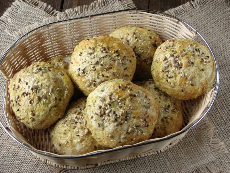 Ziołowe bułeczki na zakwasie z ziarnami