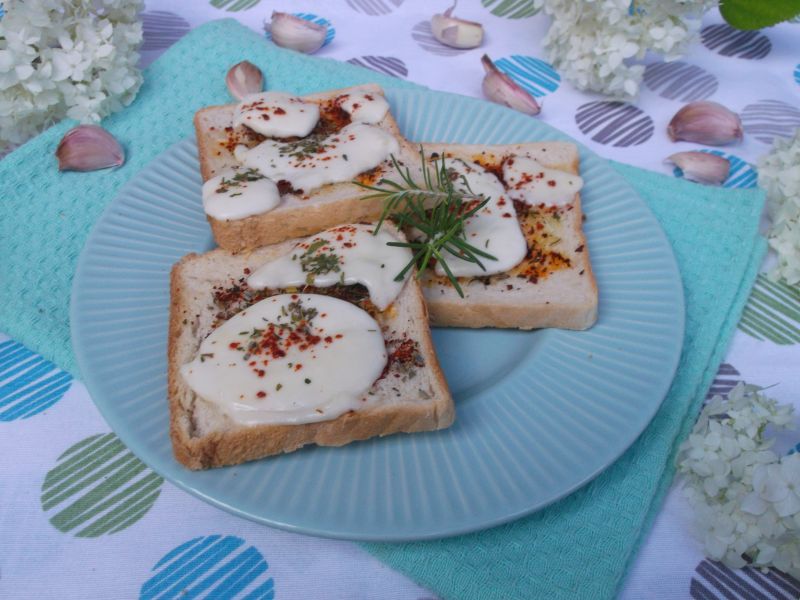 Ziołowe grzanki z serem mozzarella Ziołowe grzanki z serem mozzarella