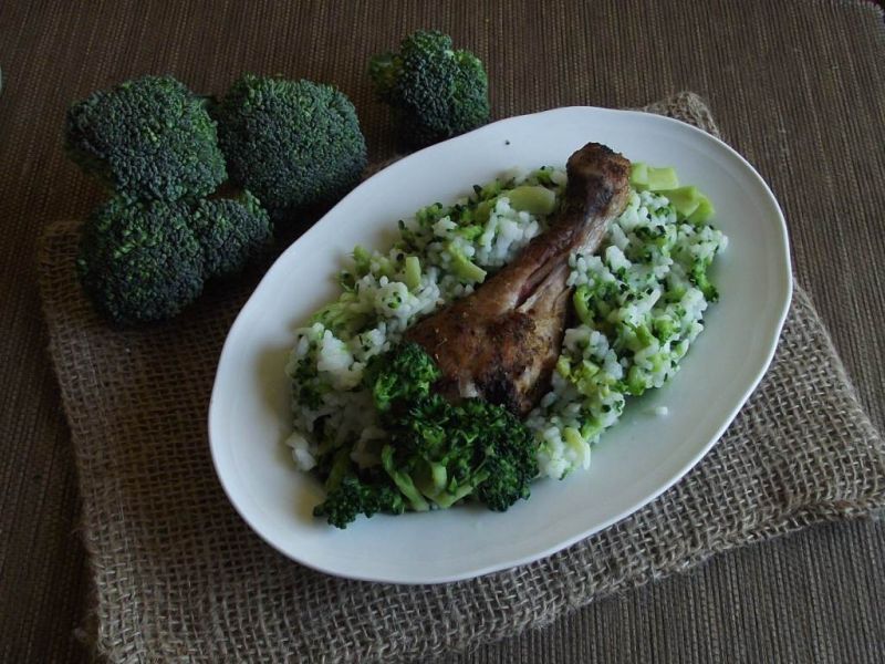 Ziołowe pałki z papryką otulone ryżem z brokułem 