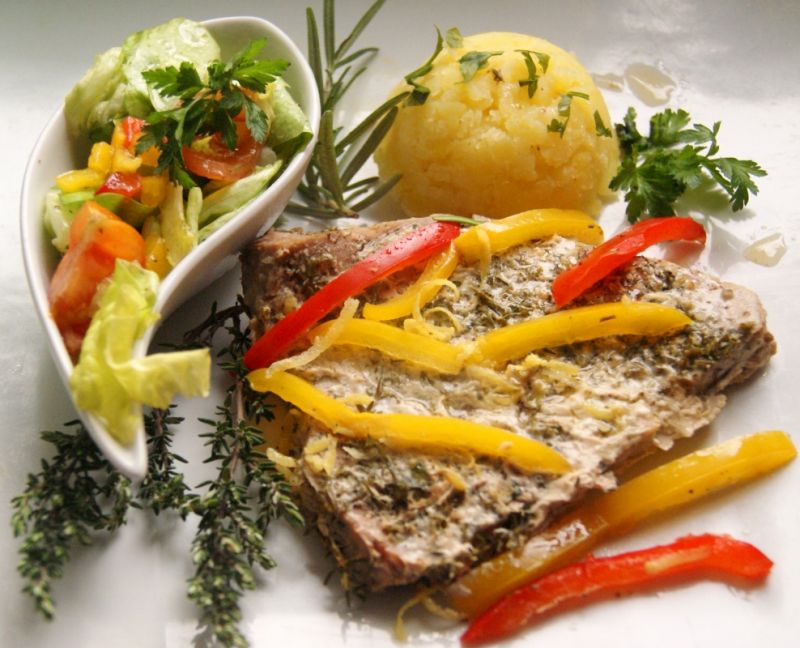 Ziołowe steki z tuńczyka - na parze