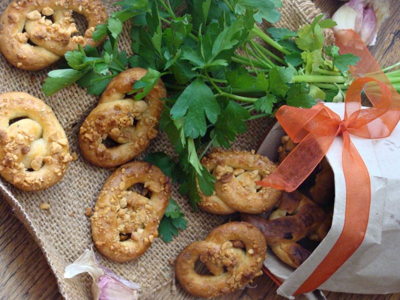 Ziołowo-orzechowe precelki  Ziołowo-orzechowe precelki