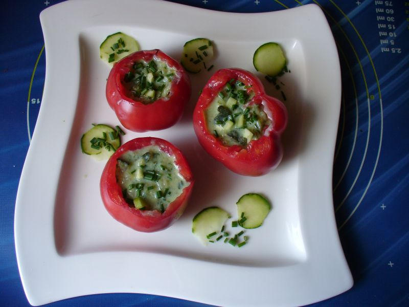 Ziołowy chłodnik w pomidorach