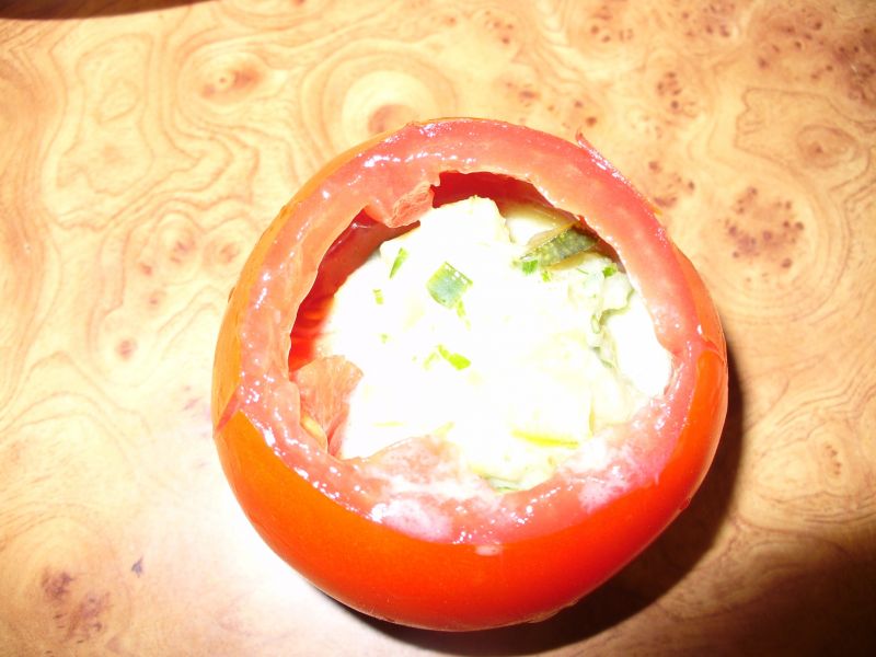 Ziołowy chłodnik w pomidorach