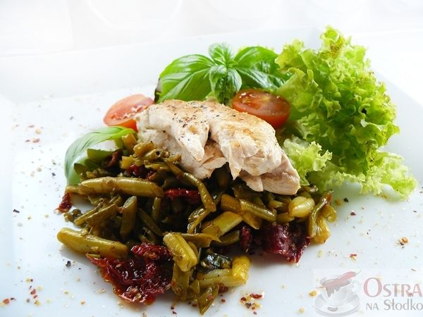 Ziołowy kurczak na parze z sałatką szparagową Ziołowy kurczak na parze z sałatką szparagową