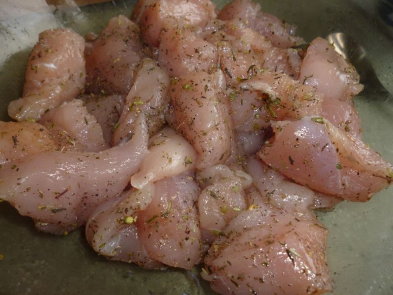 Ziołowy kurczak na parze z sosem rzodkiewkowym 