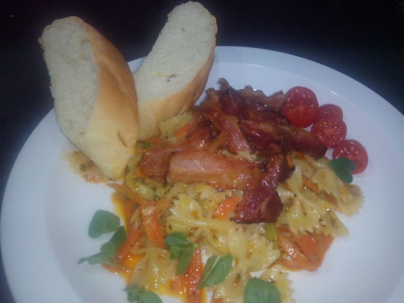 Ziołowy makaron z warzywami i bekonem