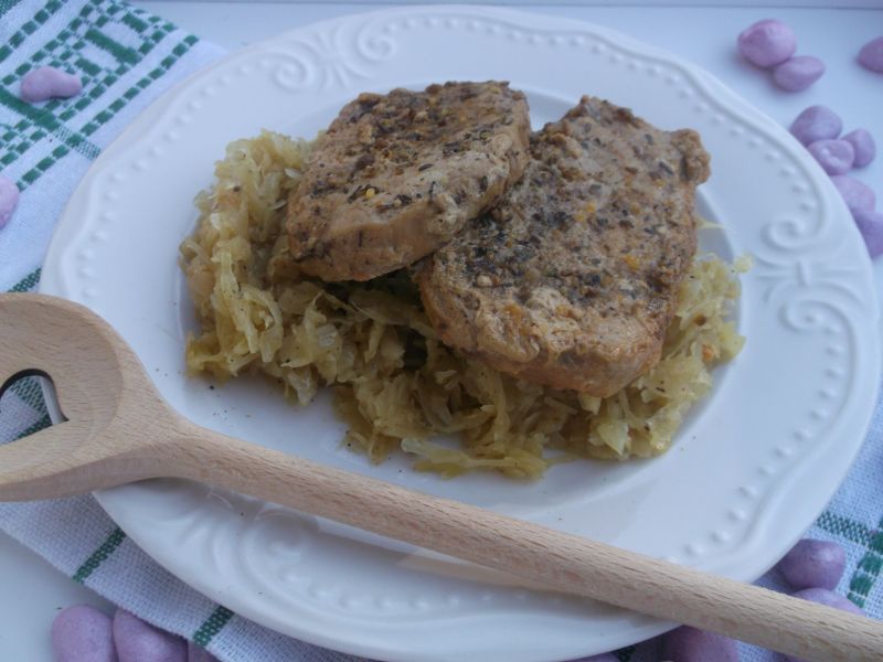 Ziołowy schab podany na duszonej kiszonej kapuście