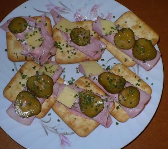 Ziolowy twarożek w szynce na krakersach