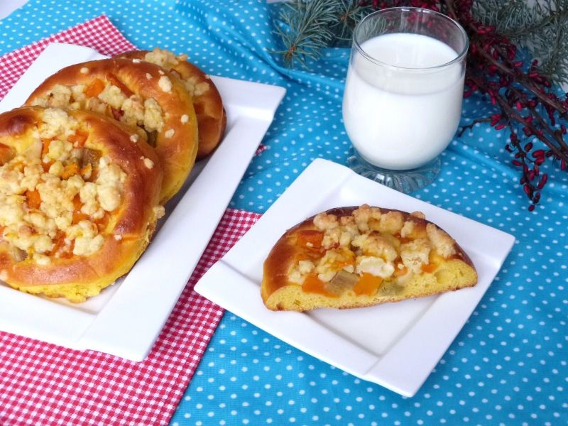 Złociste drożdżówki z dynią i rabarbarem