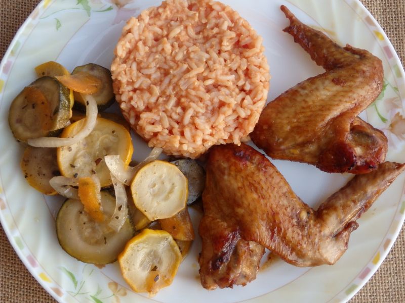 Złociste skrzydełka z pomidorowym ryżem