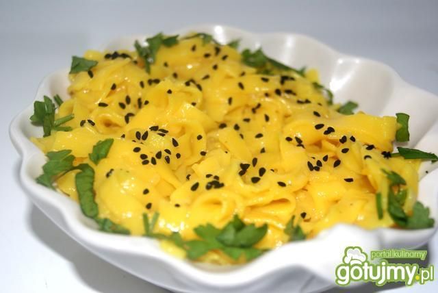 Złocisty makaron ryżowy w  czarne piegi