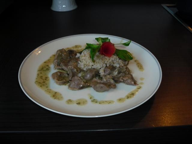 Zoladki drobiowe w sosie koperkowym.