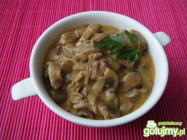 Żołądki z kurczaka w pieczarkowym sosie
