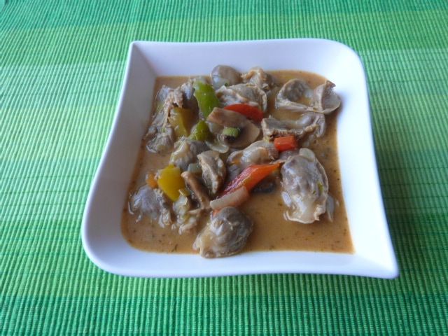 Żołądki z kurczaka z pieczarkami i papryką