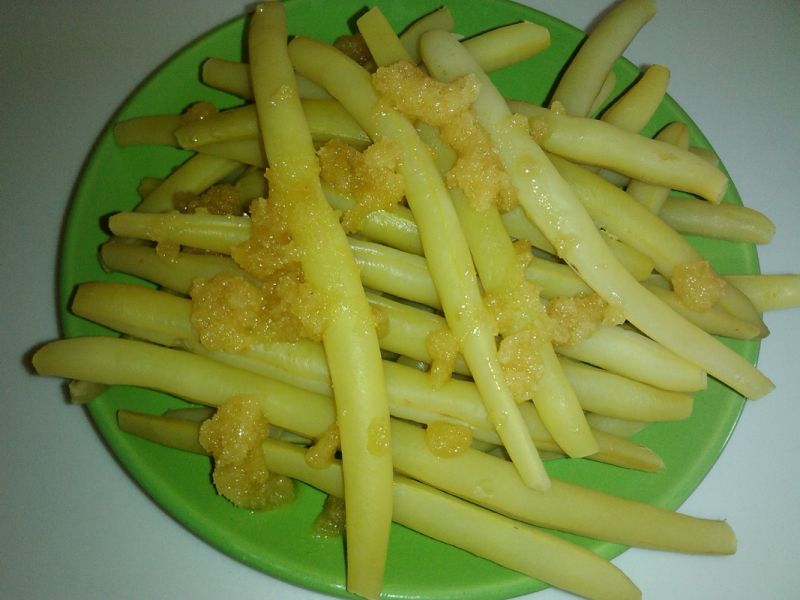 Żółta fasolka szparagowa z bułka na maśle 