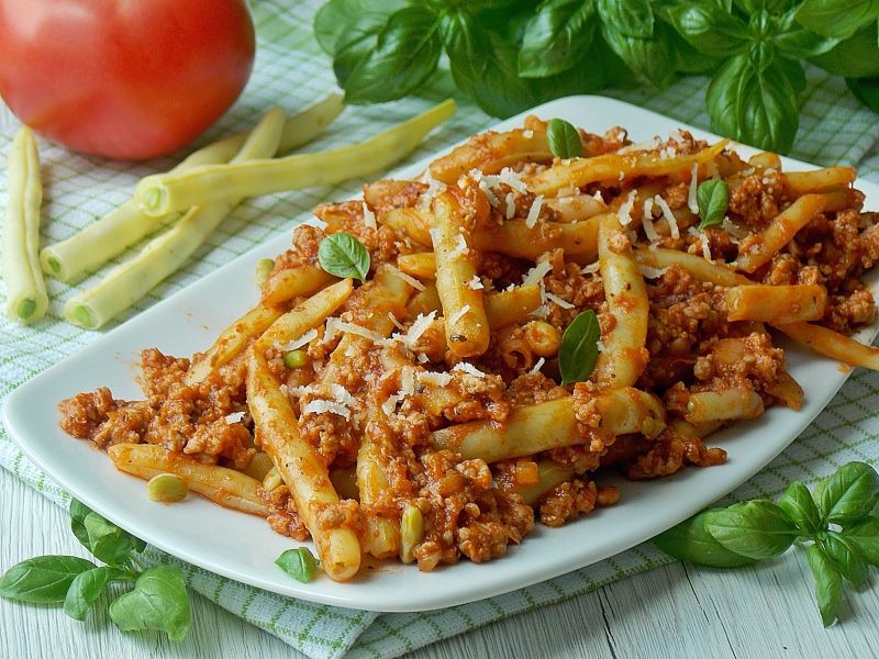 Żółta fasolka w sosie bolońskim