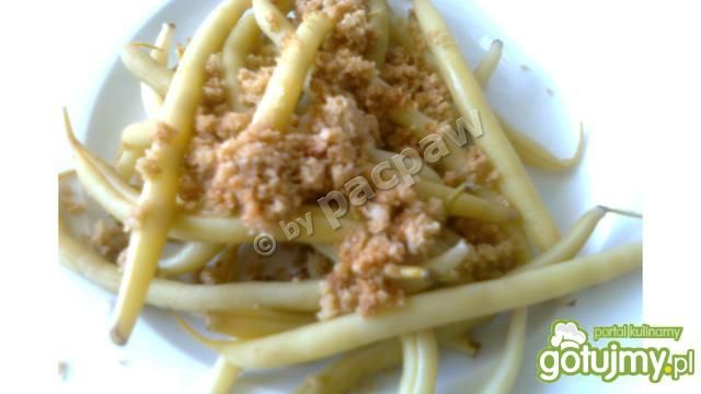 Żółta fasolka z czosnkową bułką tartą