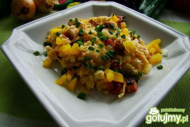 Żółta jajecznica z serem i papryką 