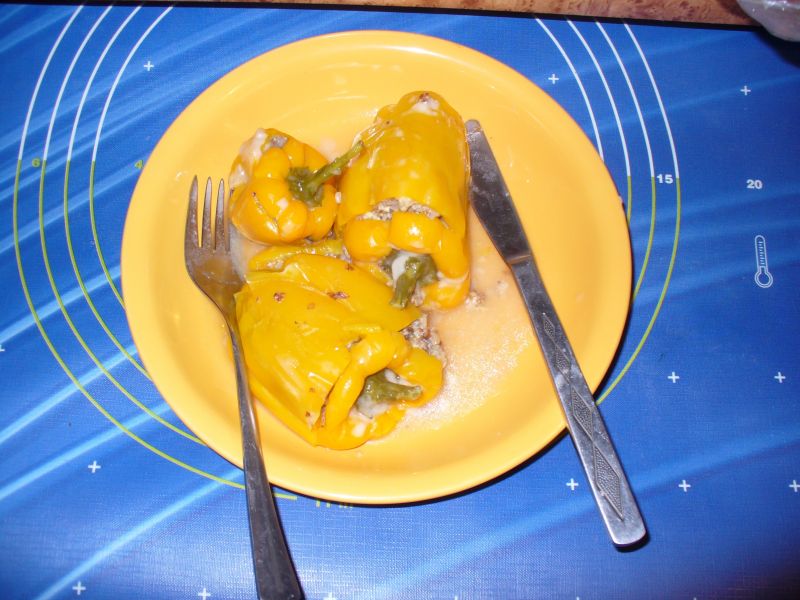 Żólta papryka faszerowana