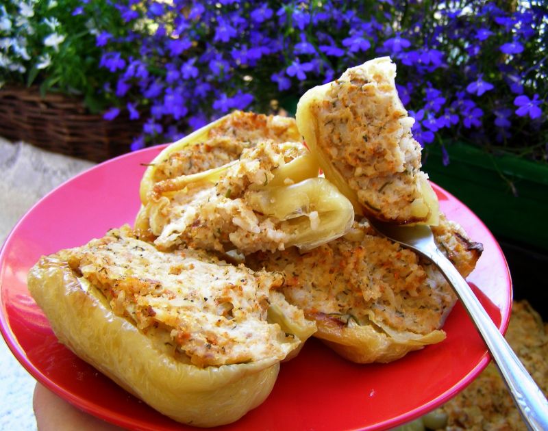 Żółta papryka pieczona z mięsem drobiowym z ryżem