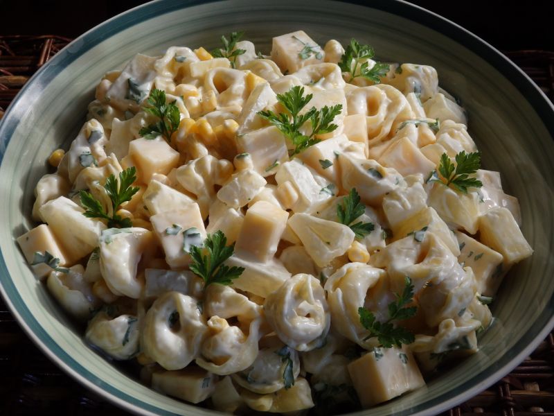 Żółta sałatka z tortellini Żółta sałatka z tortellini