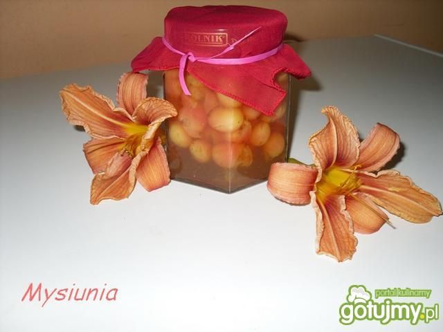 Żółte czereśnie w słoikach